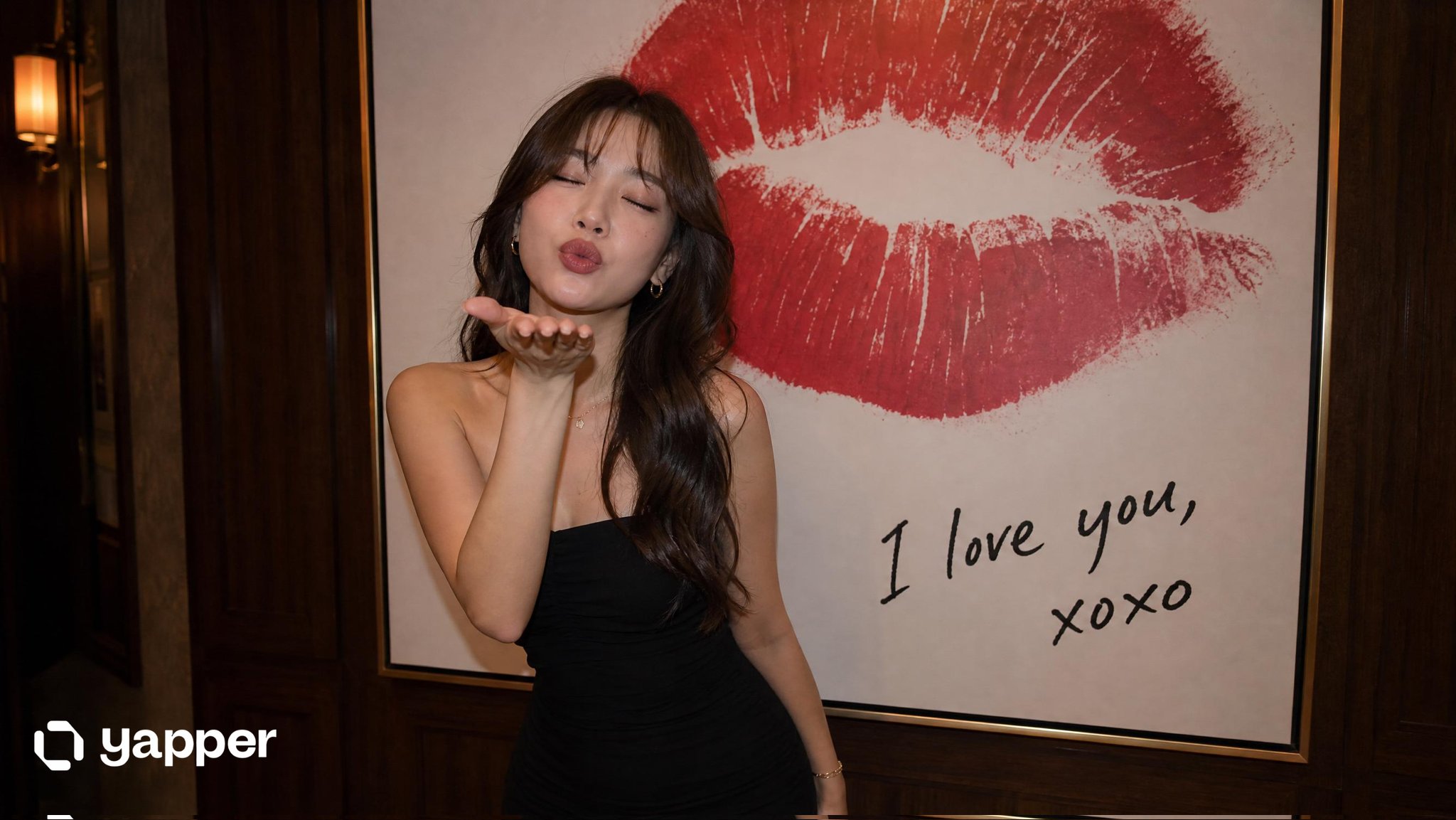优雅东亚女性在现代艺术画前俏皮飞吻 / Young East Asian Woman Blowing Kiss Modern Art，海报与插画，海报、插画、海报与插画，案例输出图 1