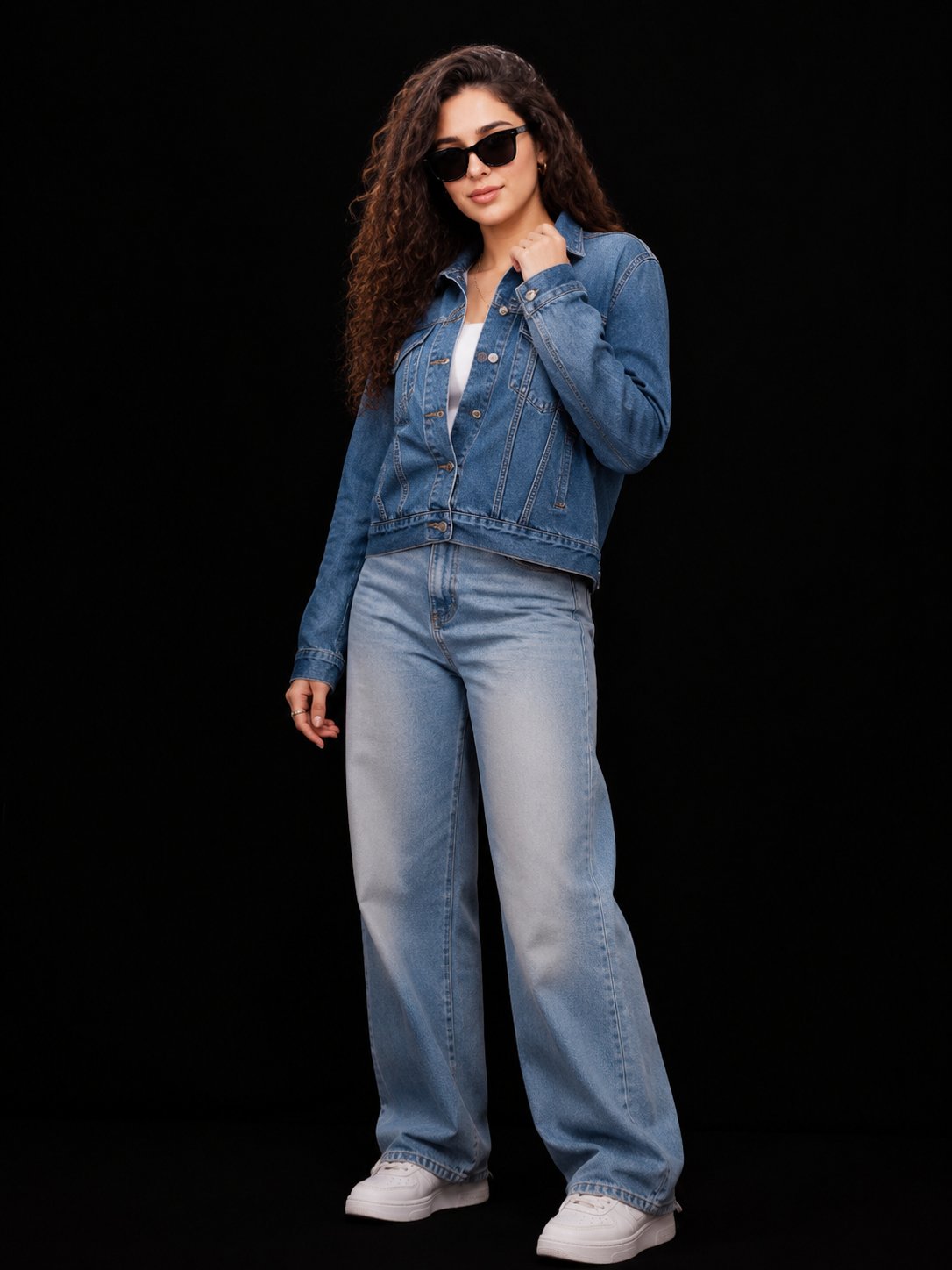 时尚卷发女性牛仔套装街拍风格人像 / Stylish Woman Denim Jacket Studio Portrait,人像与摄影,人像、电影感、时尚,案例输出图 1