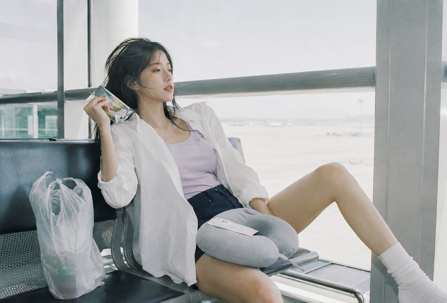 日系胶片感仁川机场韩国女偶像人像 / Korean Idol Incheon Airport Japanese Film Aesthetic Portrait，人像与摄影，35mm、人像、时尚，案例输出图 1