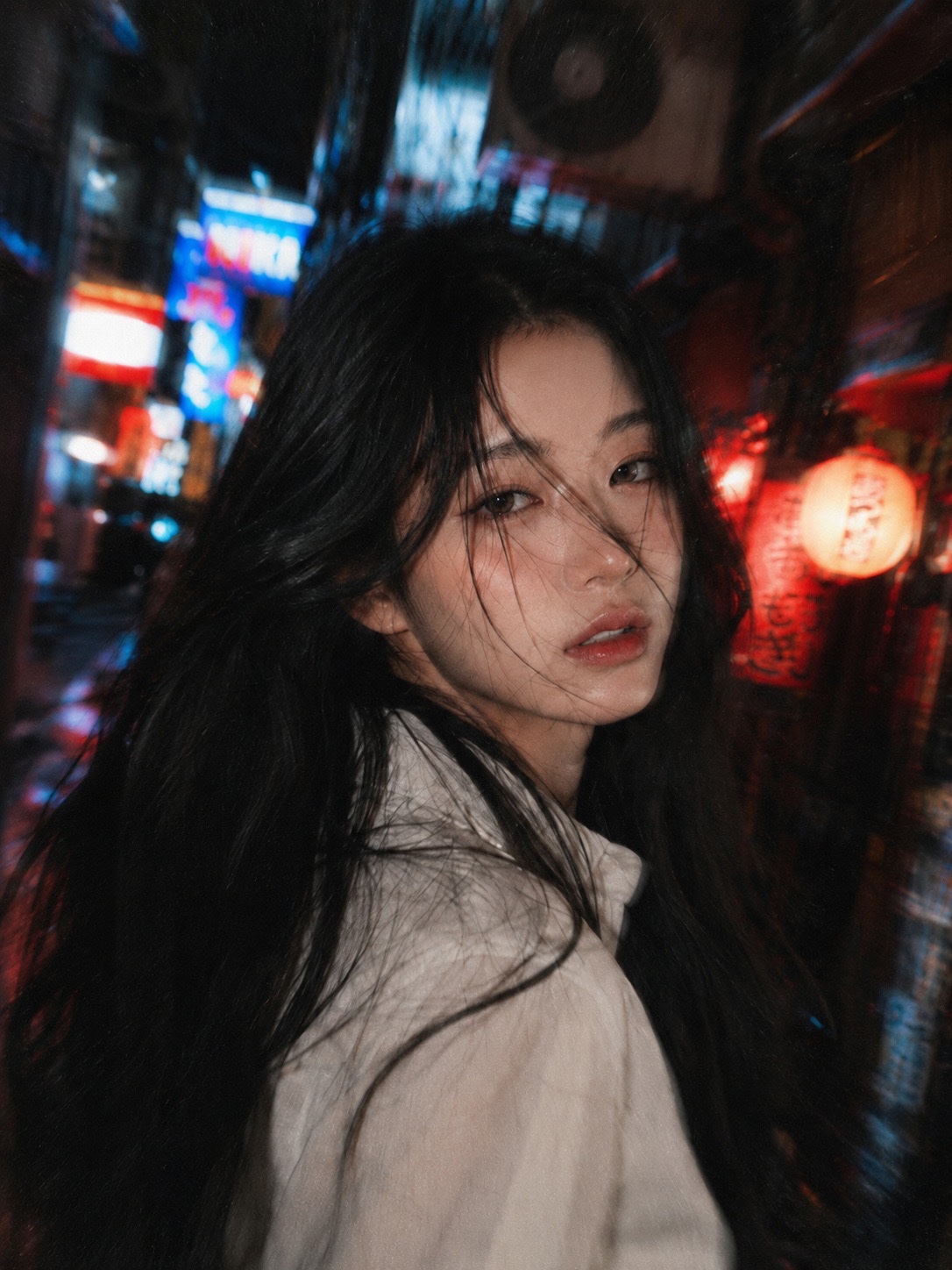 高颗粒感东京窄巷霓虹少女摄影 / High Grain Tokyo Back Alley Neon Snapshot，海报与插画，霓虹、海报、插画，案例输出图 2