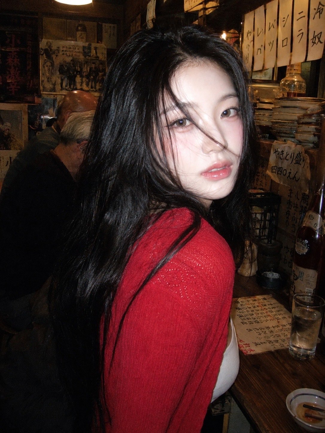 90年代日本居酒屋红衣少女胶片快照 / 90s Disposable Camera Japanese Izakaya Woman Red Cardigan，海报与插画，35mm、海报、插画，案例输出图 2