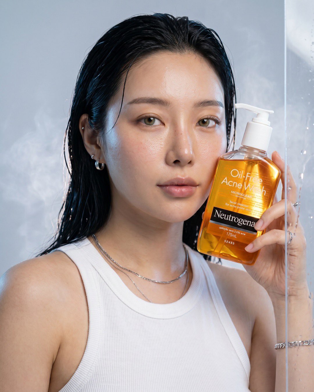 露得清无油祛痘洁面乳超写实广告海报 / Neutrogena Oil Free Acne Wash Luxury Skincare Ad，人像与摄影，人像、电影感、时尚，案例输出图 1