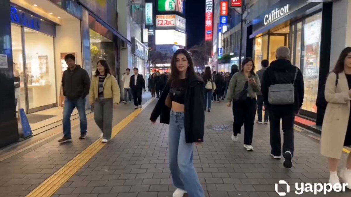 东京旅游博主生活瞬间拼贴 / Japanese Travel Vlogger Tokyo Collage Moments，UI 与社交媒体截图，霓虹、人像、电影感，案例输出图 1