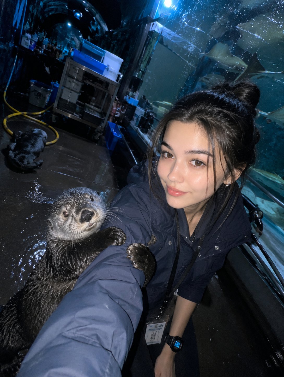 昏暗水族馆隧道饲养员与海獭自拍 / Accidental Zookeeper Selfie Aquarium Otter，UI 与社交媒体截图，人像、UI、截图，案例输出图 1