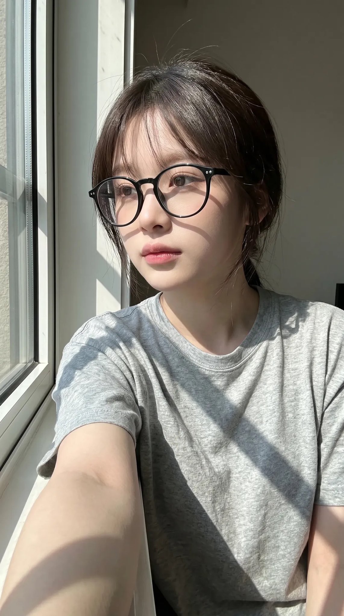 窗边自然光女性手机自拍写实人像 / Realistic Smartphone Selfie Portrait East Asian Woman Window Light，角色设计，人像、电影感、角色，案例输出图 1