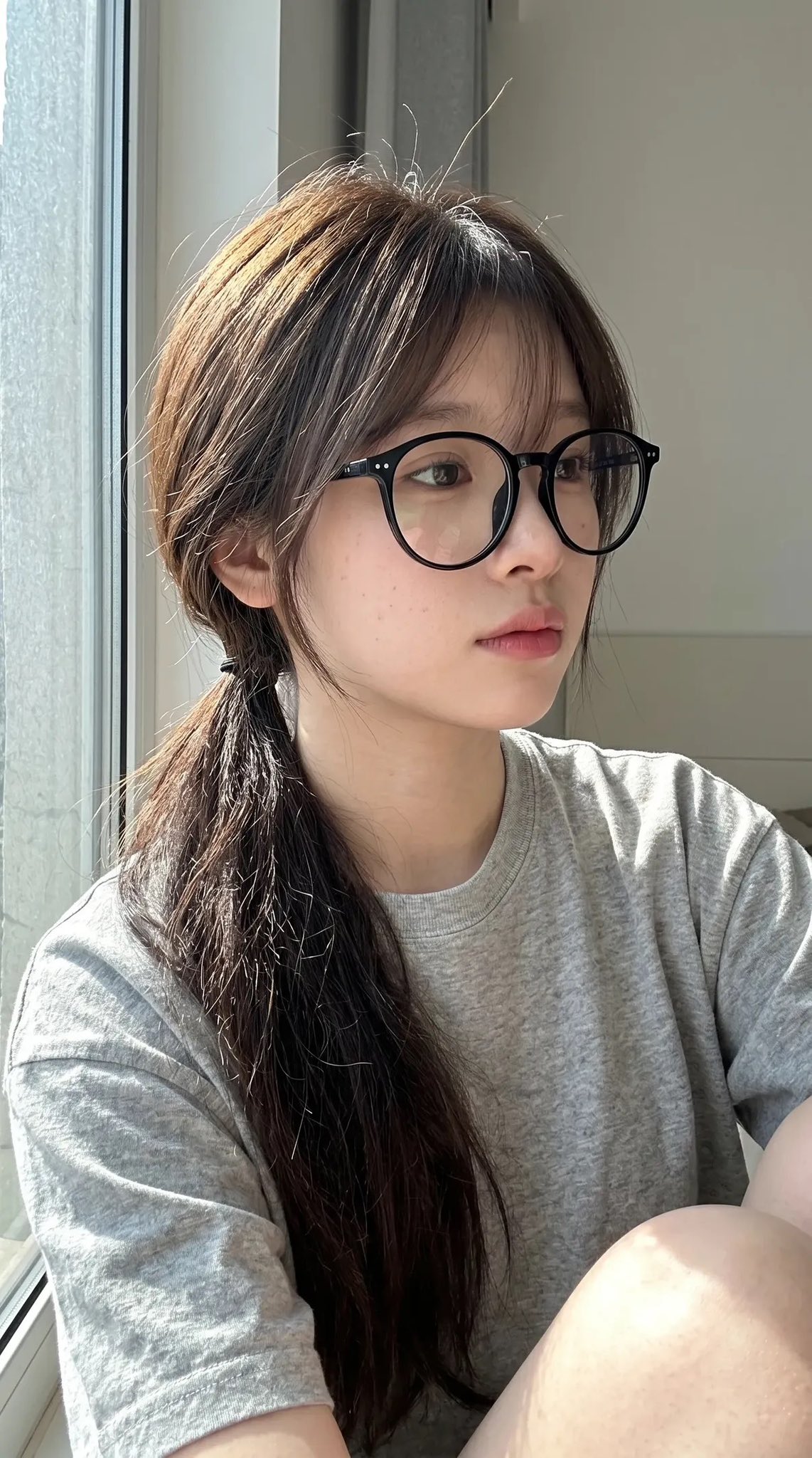 窗边自然光女性手机自拍写实人像 / Realistic Smartphone Selfie Portrait East Asian Woman Window Light，角色设计，人像、电影感、角色，案例输出图 2
