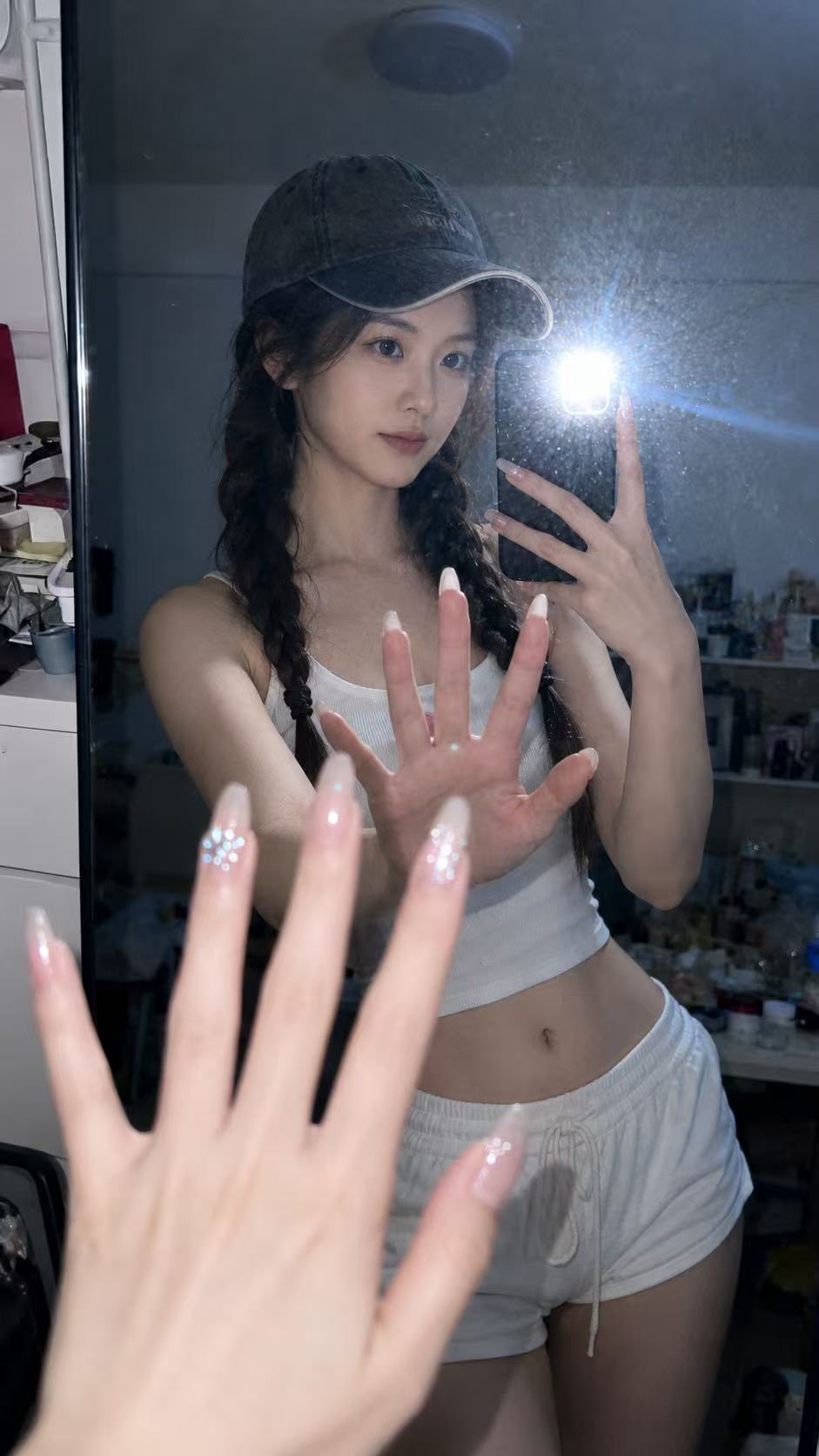 卧室深夜手机镜面自拍写实人像 / Realistic Bedroom Mirror Selfie Night Flash,角色设计,人像、角色、二次元,案例输出图 1