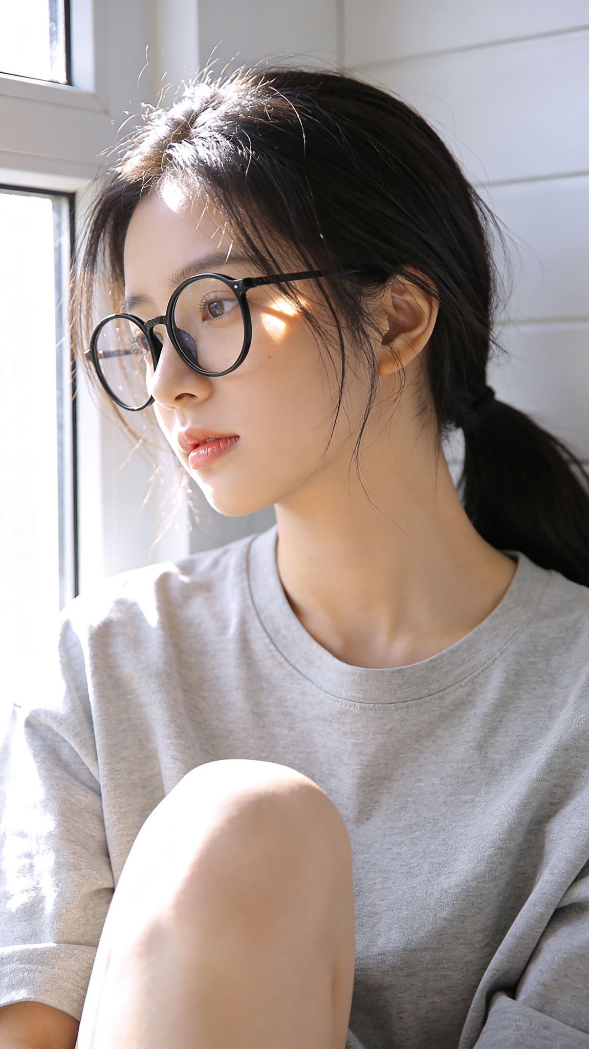 超写实网飞风室内柔光知性人像 / Ultra Realistic Netflix Style Indoor Portrait，人像与摄影，人像、极简、竖版，案例输出图 2