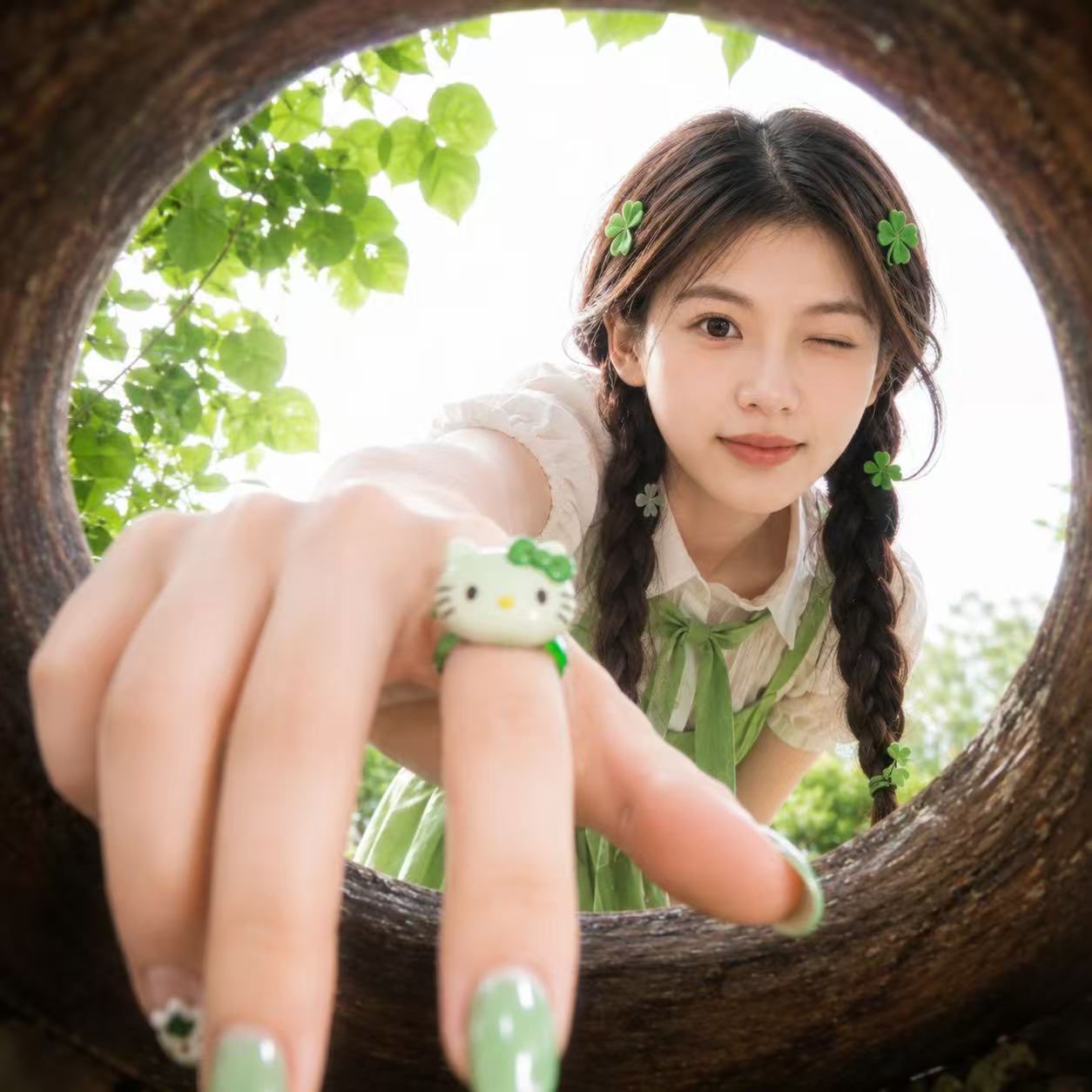 圆形木洞清新鱼眼人像特写 / Fisheye Wooden Hole Portrait Green Aesthetic，角色设计，人像、时尚、角色，案例输出图 2