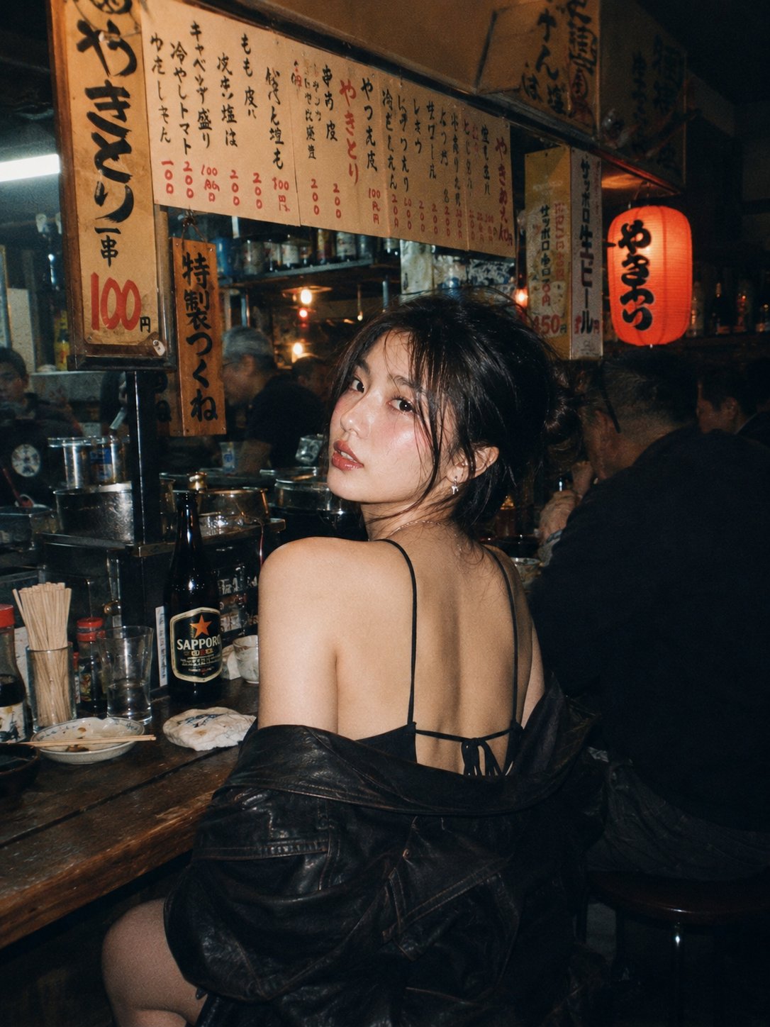 居酒屋红衣东亚美女电影感氛围写真 / East Asian Woman Izakaya Red Sweater Cinematic,人像与摄影,35mm、人像、电影感,案例输出图 1