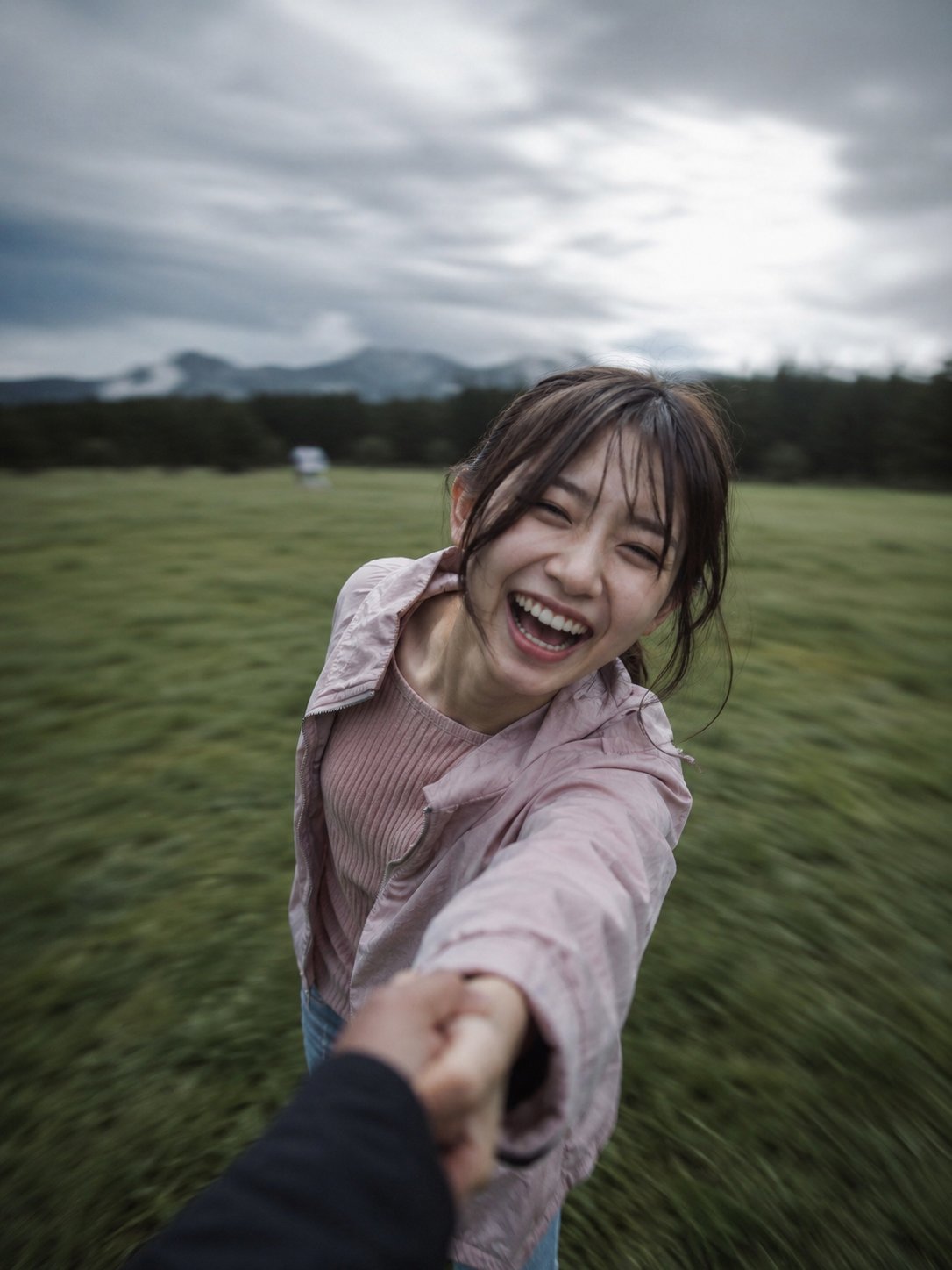 草地旋转牵手第一视角写实摄影 / Ultra Realistic Candid Spinning Holding Hands Grass Field，人像与摄影，人像、电影感、城市视觉，案例输出图 2