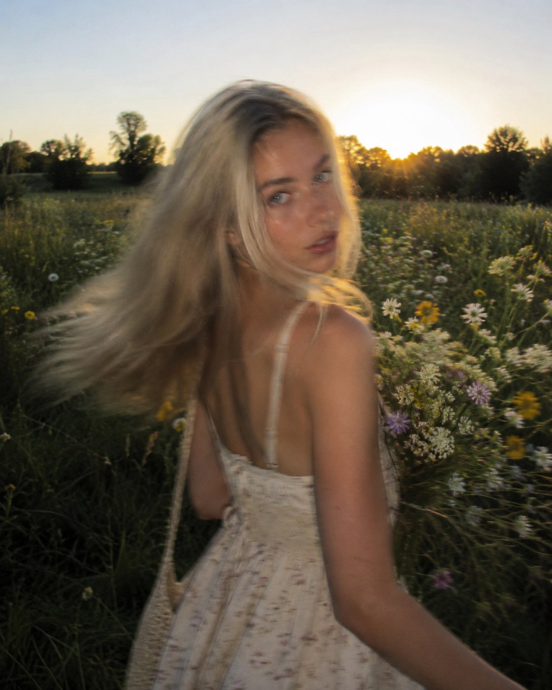 金色时刻野花草地超写实人像 / Ultra Realistic Golden Hour Wildflower Portrait,人像与摄影,人像、电影感、时尚,案例输出图 1