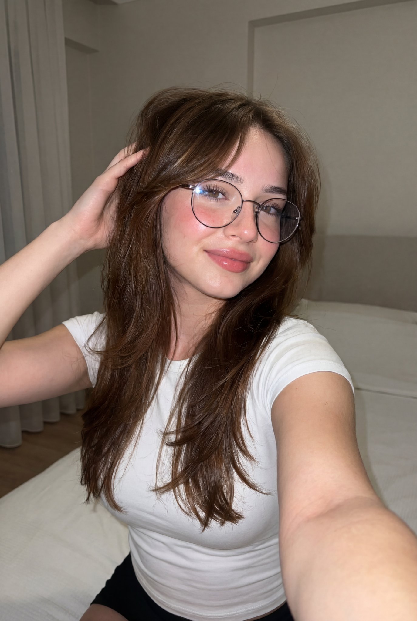 现代简约卧室绝美女性室内自拍肖像 / Ultra Realistic Indoor Selfie Modern Bedroom Woman,人像与摄影,人像、电影感、极简,案例输出图 1