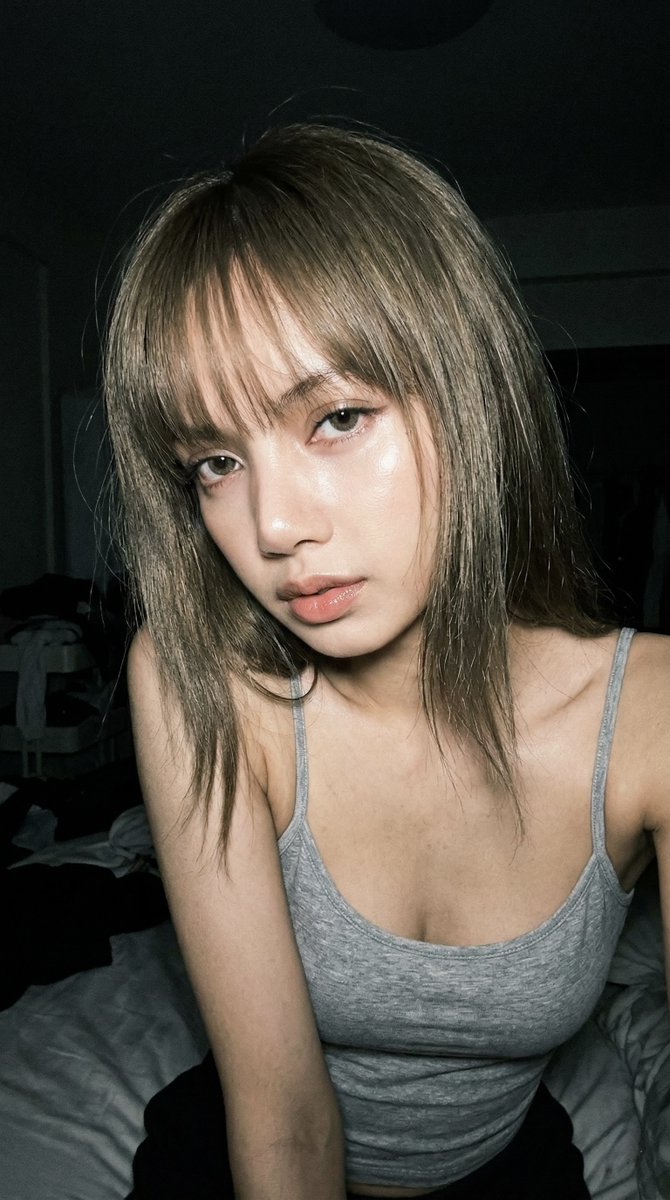 iPhone 17 Pro 风格深夜卧室直闪人像 / Iphone 17 Pro Raw Flash Bedroom Portrait，角色设计，人像、角色、极简，案例输出图 1
