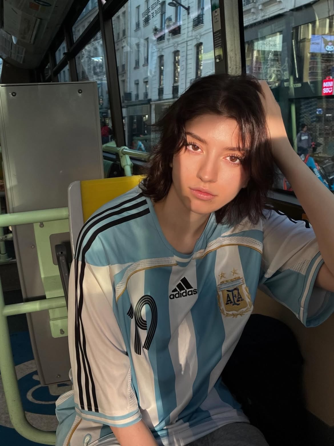 阿根廷球衣少年都市街拍写实人像 / Ultra Realistic Argentina Jersey Portrait Golden Hour,人像与摄影,35mm、人像、电影感,案例输出图 1