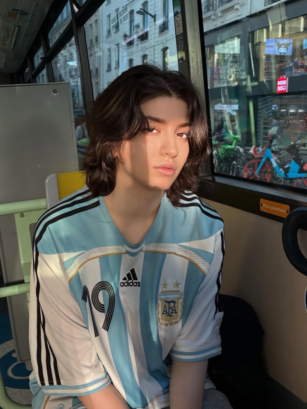 阿根廷球衣少年都市街拍写实人像 / Ultra Realistic Argentina Jersey Portrait Golden Hour，人像与摄影，35mm、人像、电影感，案例输出图 2