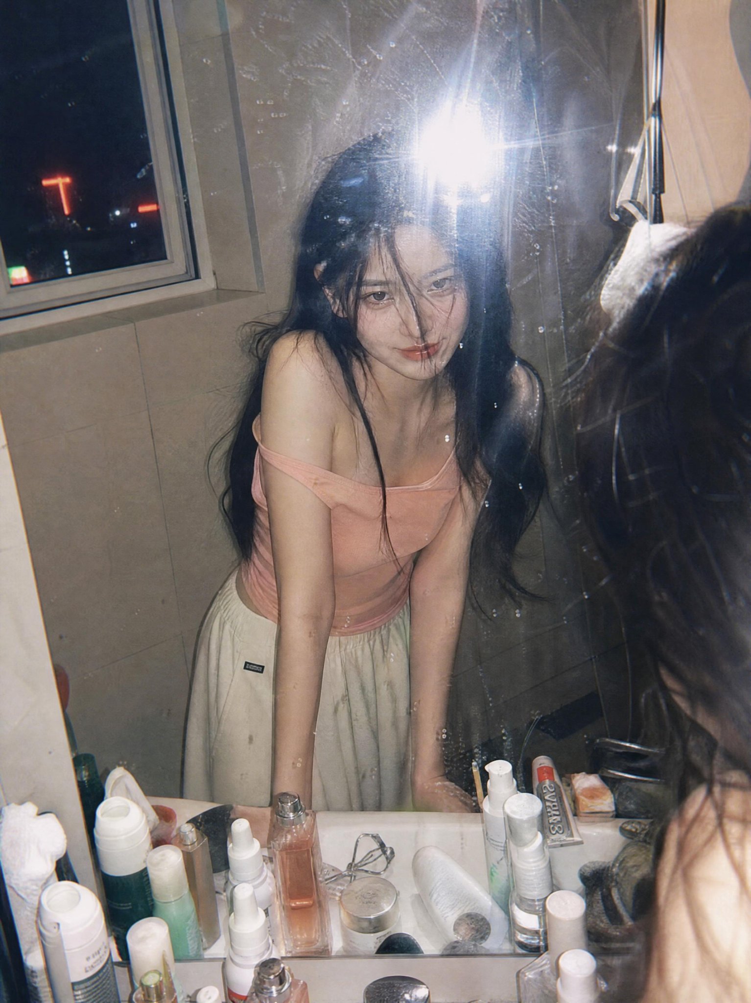 浴室镜前复古胶片感少女氛围人像 / Ultra Realistic Y2k Bathroom Mirror Film Portrait,人像与摄影,35mm、霓虹、人像,案例输出图 1