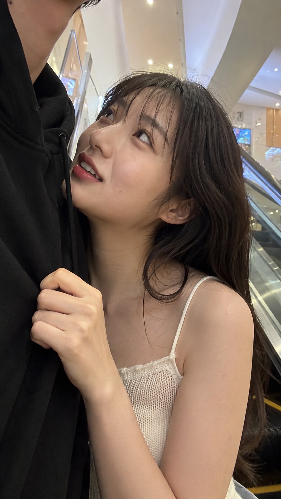 韩国情侣商场自动扶梯真实感Instagram风格自拍 / Korean Couple Mall Escalator Realistic Instagram Selfie,UI 与社交媒体截图,人像、UI、截图,案例输出图 1