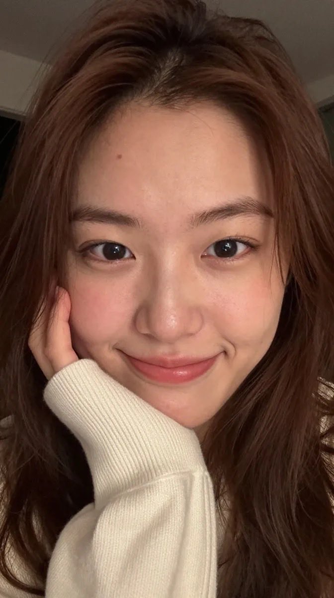 东亚年轻女性特写写实自拍 / Young East Asian Woman Ribbed Turtleneck Selfie，人像与摄影，人像、极简、人像与摄影，案例输出图 1