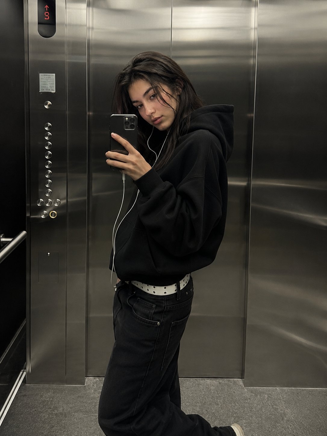 电梯镜面自拍写实时尚少女 / Ultra Realistic Cinematic Elevator Mirror Selfie Street Fashion，角色设计，35mm、人像、电影感，案例输出图 2