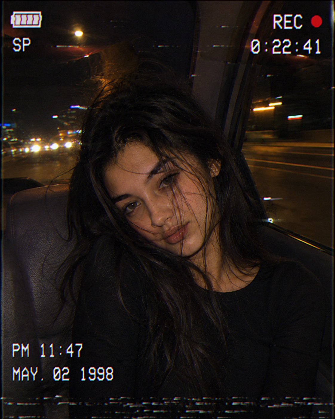1998年复古VHS夜景车载女性人像 / 1998 Retro Vhs Night Car Portrait,人像与摄影,霓虹、人像、电影感,案例输出图 1