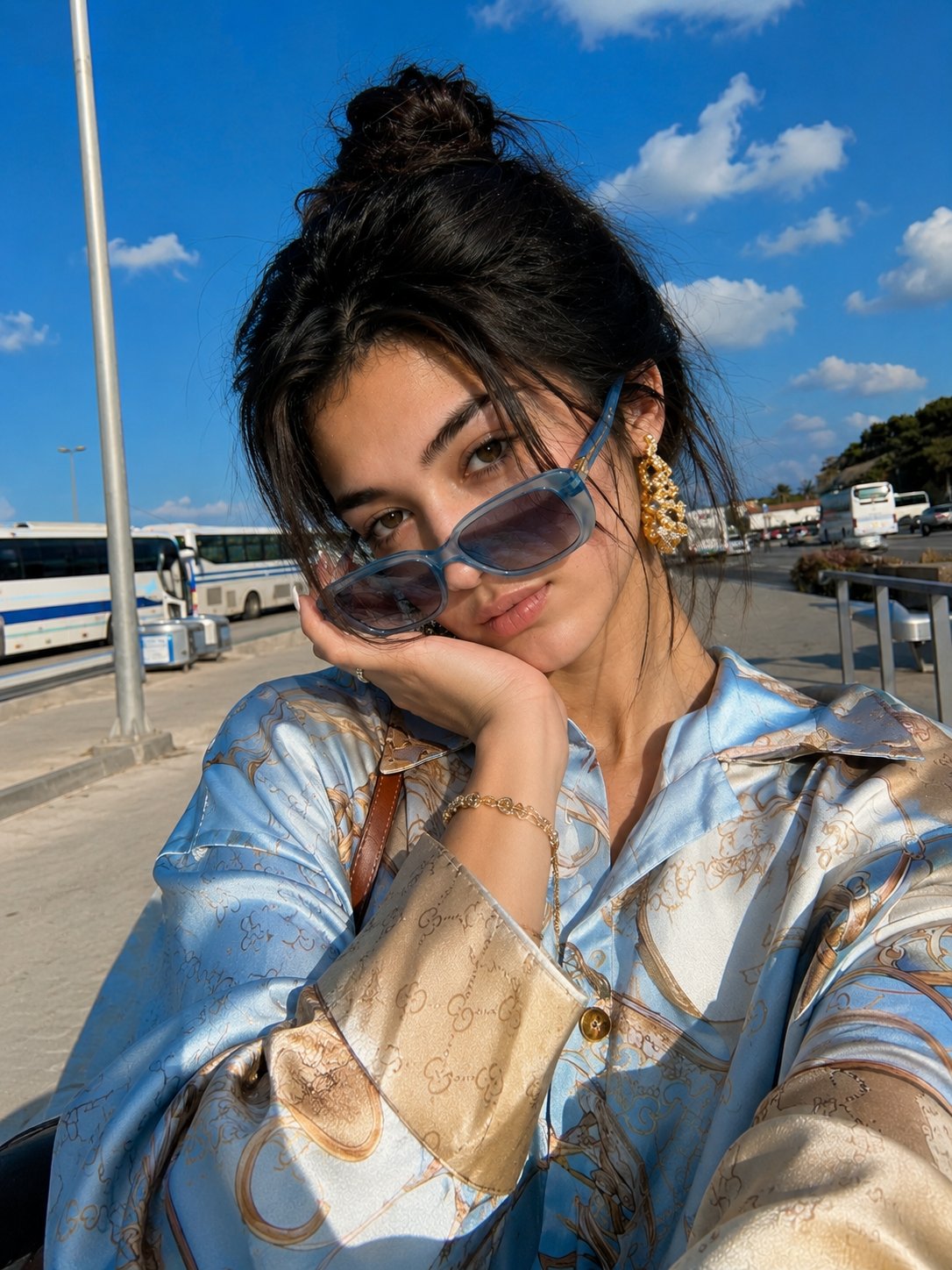 奢华街头时尚女性人脸锁定写真 / Luxury Street Fashion Woman Face Lock Portrait,角色设计,人像、时尚、插画,案例输出图 1