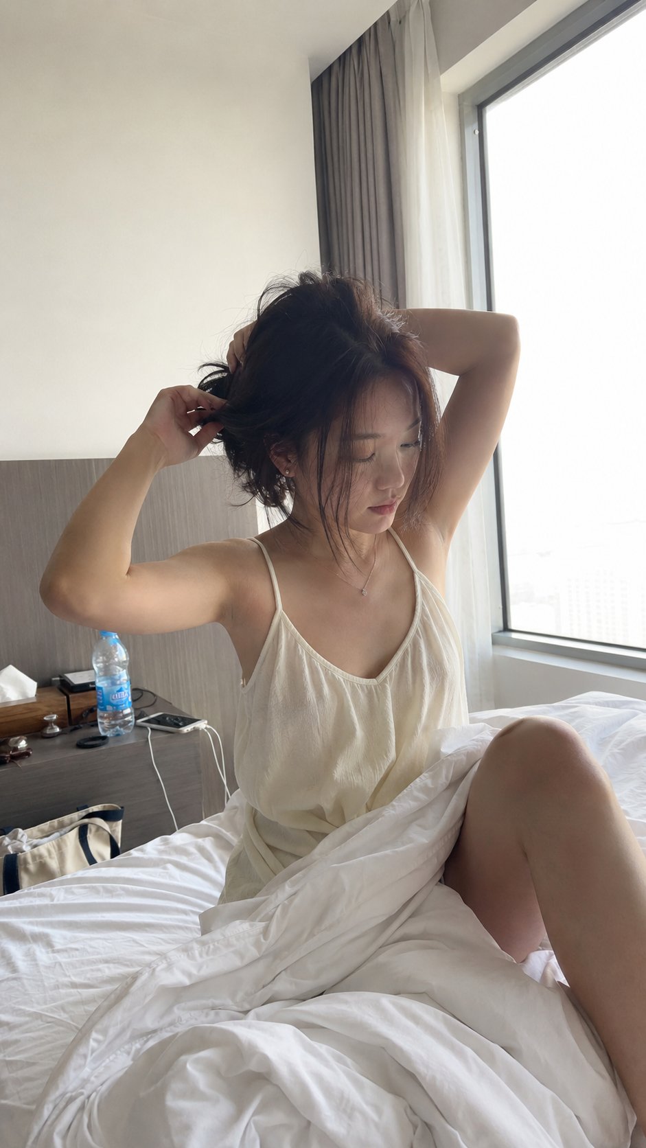 清晨酒店房间内整理头发的生活感随拍 / Morning Hotel Room Hair Fixing Lifestyle Snapshot，人像与摄影，35mm、人像、时尚，案例输出图 1