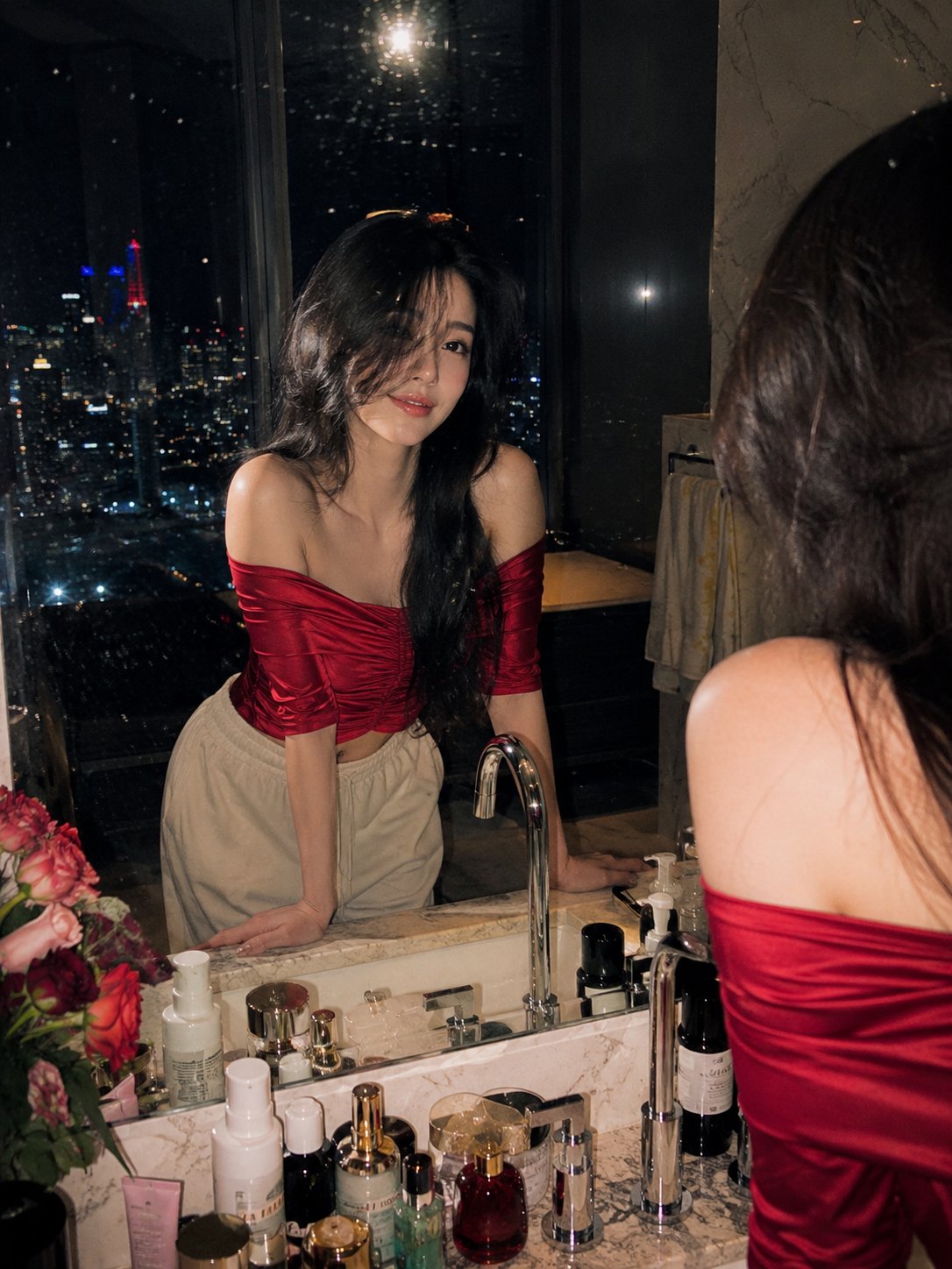 城市夜景下的奢华浴室红衣女性电影感写真 / Luxury Penthouse Bathroom Night Portrait Woman Red Satin,人像与摄影,霓虹、人像、电影感,案例输出图 1