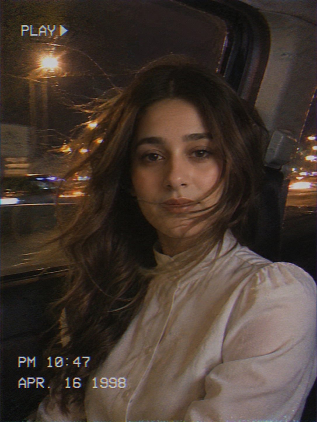 90年代VHS风格车载少女像 / Vhs Style Car Night Portrait Prompt,人像与摄影,人像、城市视觉、人像与摄影,案例输出图 1