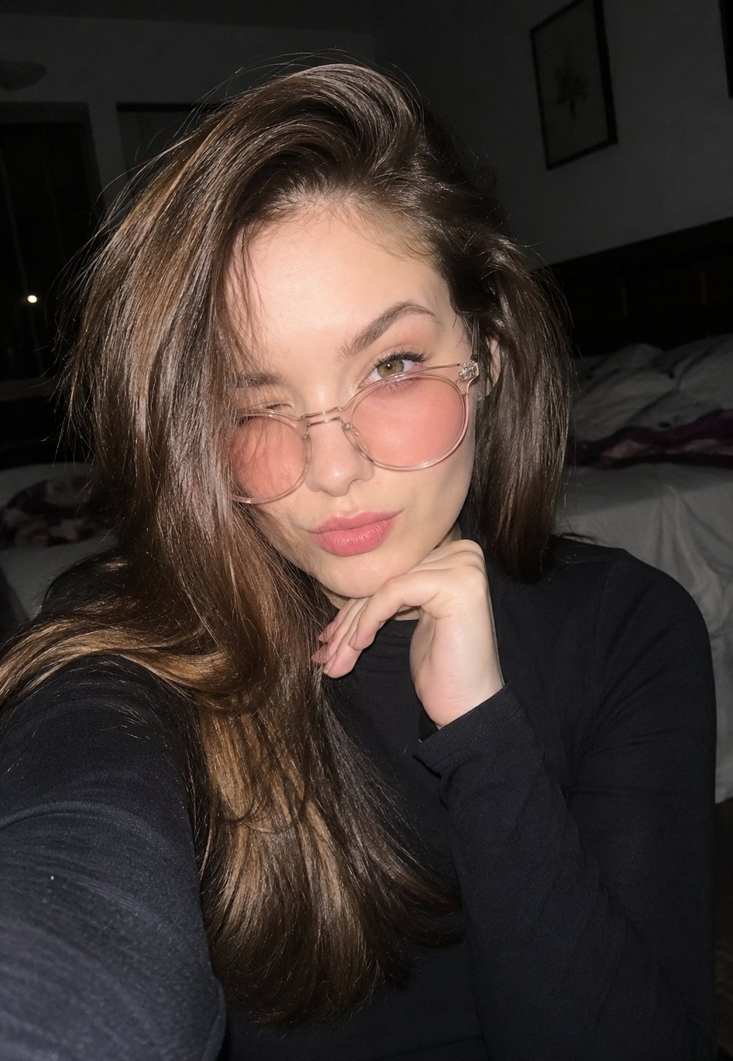 卧室闪光灯自拍写实人像提示词 / Ultra Realistic Nighttime Smartphone Selfie Flash,人像与摄影,人像、竖版、人像与摄影,案例输出图 1