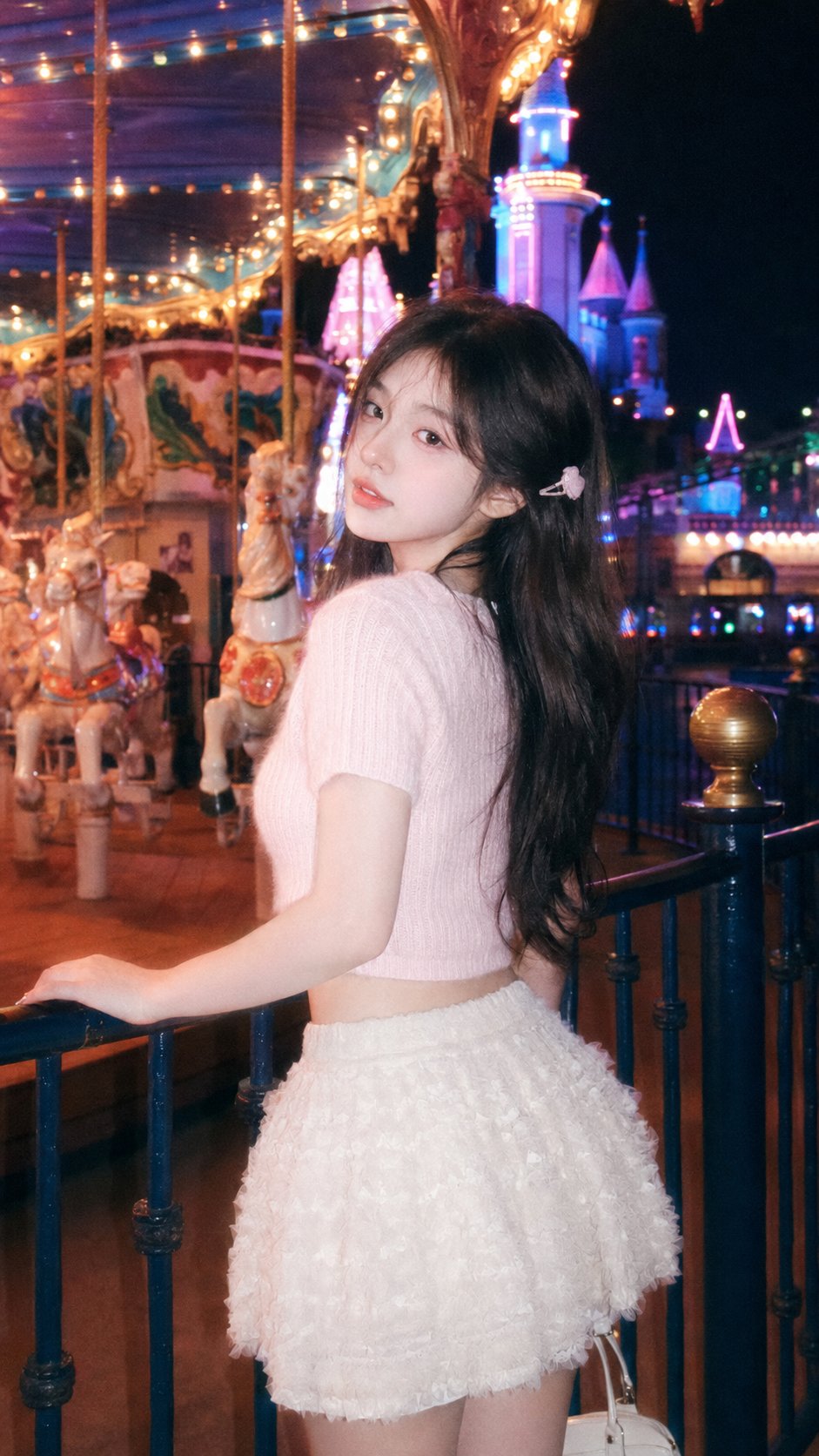 CCD柔光夜景游乐场甜酷少女 / Night Amusement Park Ccd Dreamy Portrait,人像与摄影,霓虹、人像、竖版,案例输出图 1