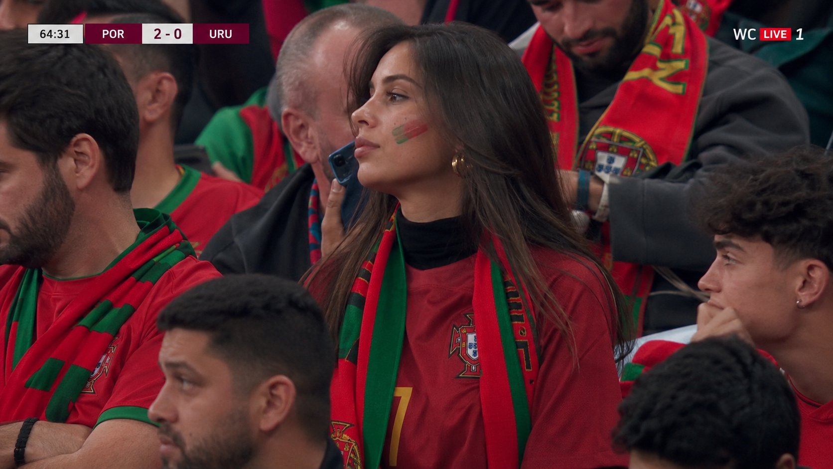 真实世界杯场馆女球迷转播特写 / World Cup Broadcast Female Fan Stadium，角色设计，电影感、插画、角色，案例输出图 2
