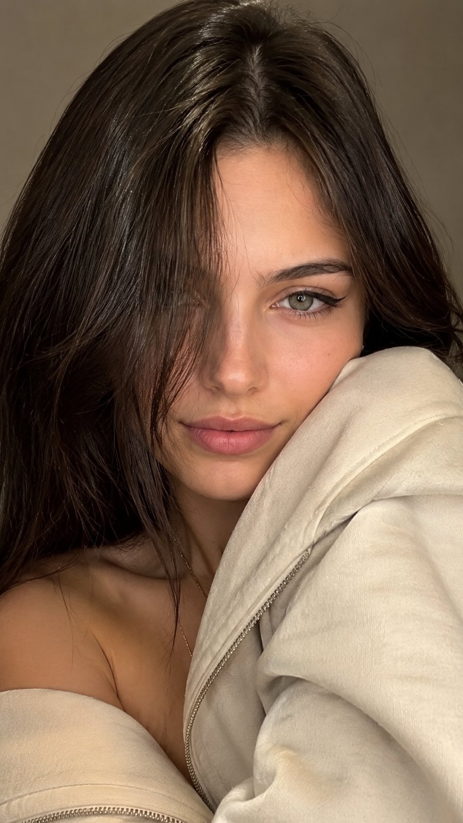 写实近景奶油色连帽衫少女自拍肖像 / Photorealistic Close Up Portrait Young Girl Hoodie Selfie,人像与摄影,人像、人像与摄影,案例输出图 1