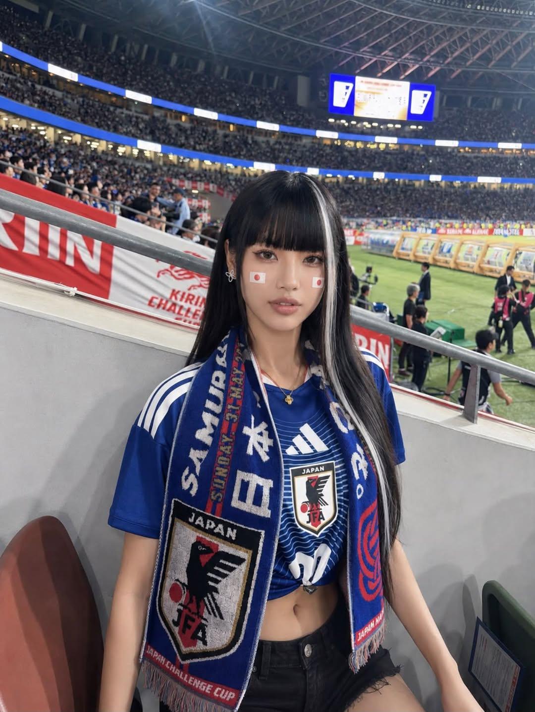 日本国家队女球迷足球场夜景写实人像 / Ultra Realistic Japanese Soccer Fan Stadium Portrait，人像与摄影，人像、电影感、人像与摄影，案例输出图 2