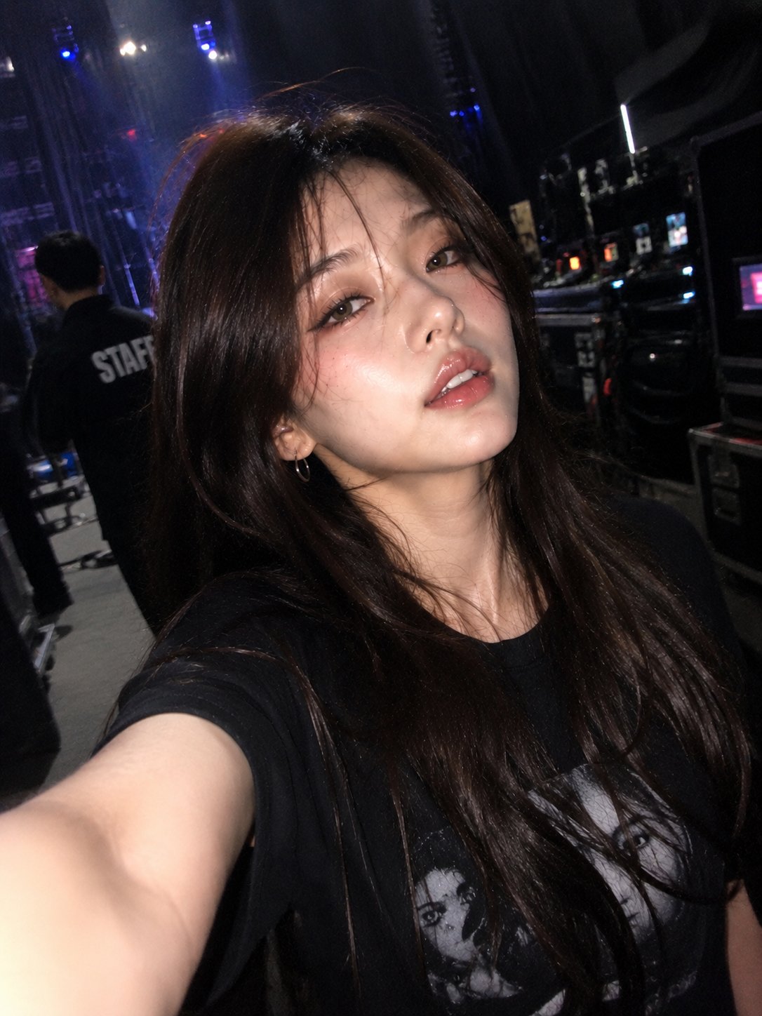 超写实iPhone前置摄像头后台偶发自拍 / Ultra Realistic Iphone Backstage Accidental Selfie Prompt,人像与摄影,人像、电影感、人像与摄影,案例输出图 1