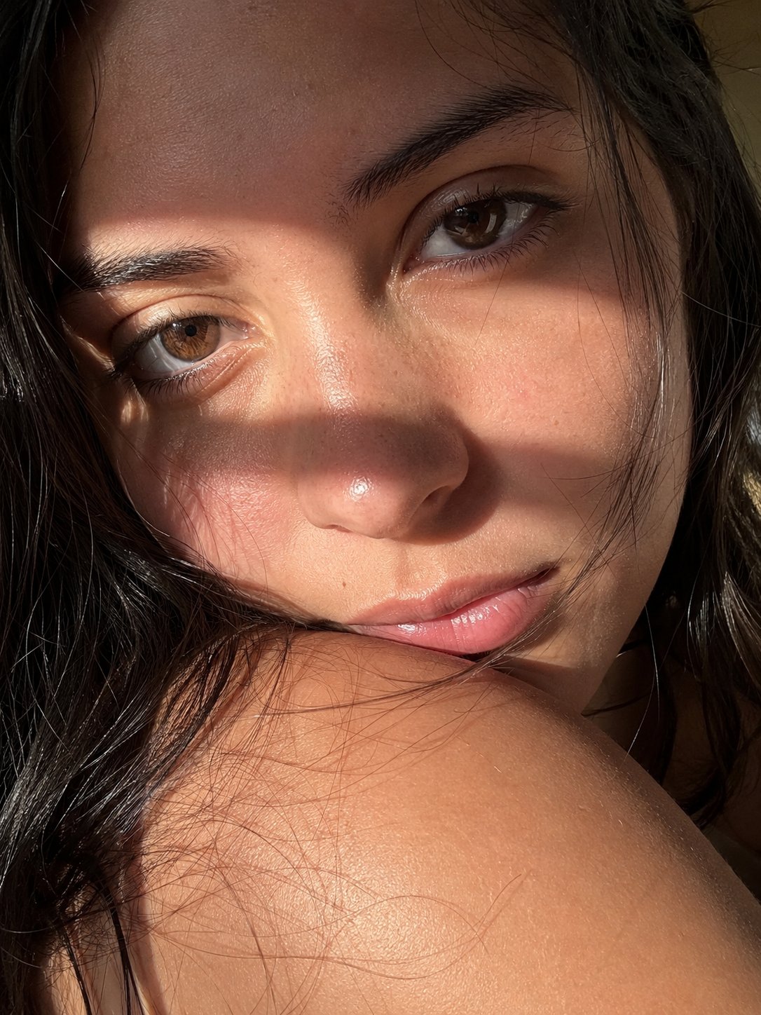 iPhone17Pro超写实近距离人像特写 / Iphone 17 Pro Hyper Realistic Intimate Portrait Close Up,人像与摄影,人像、电影感、时尚,案例输出图 1
