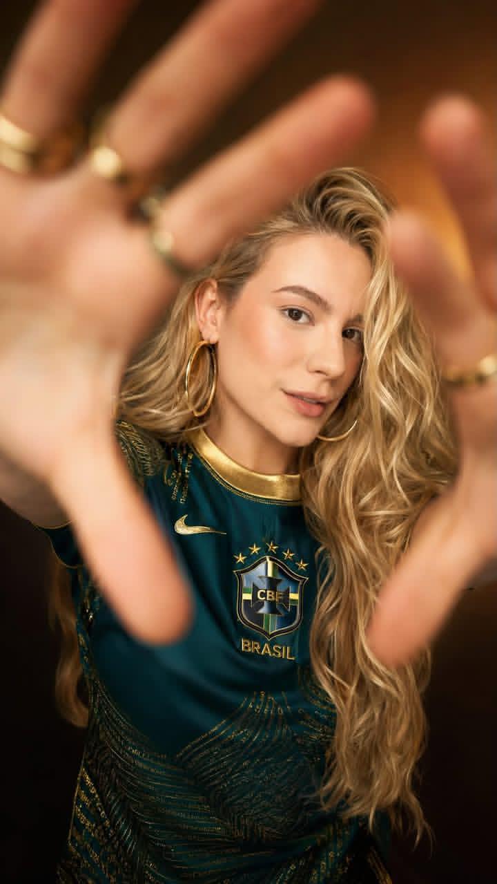 巴西足球球衣时尚超写实人像摄影 / Ultra Realistic Brazil Football Jersey Fashion Portrait,人像与摄影,人像、电影感、时尚,案例输出图 1