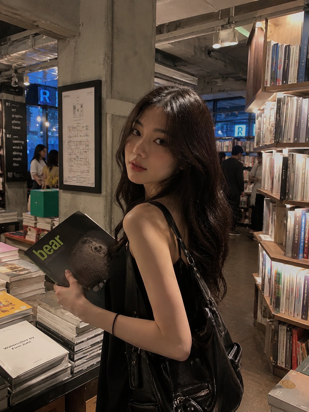 书店回眸时尚女性超写实生活照 / Lifestyle Photograph Woman Bookstore Iphone 16 Pro，人像与摄影，35mm、人像、电影感，案例输出图 2