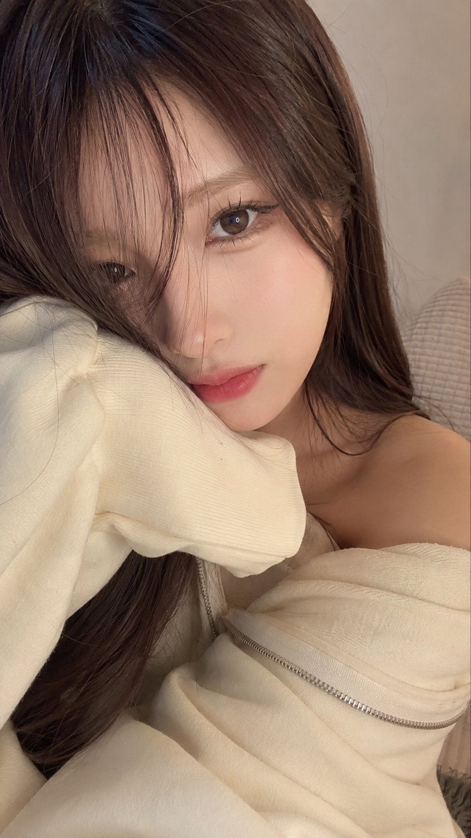 写实风奶油色连帽衫少女自拍 / Photorealistic Cozy Cream Hoodie Girl Selfie,人像与摄影,人像、竖版、人像与摄影,案例输出图 1