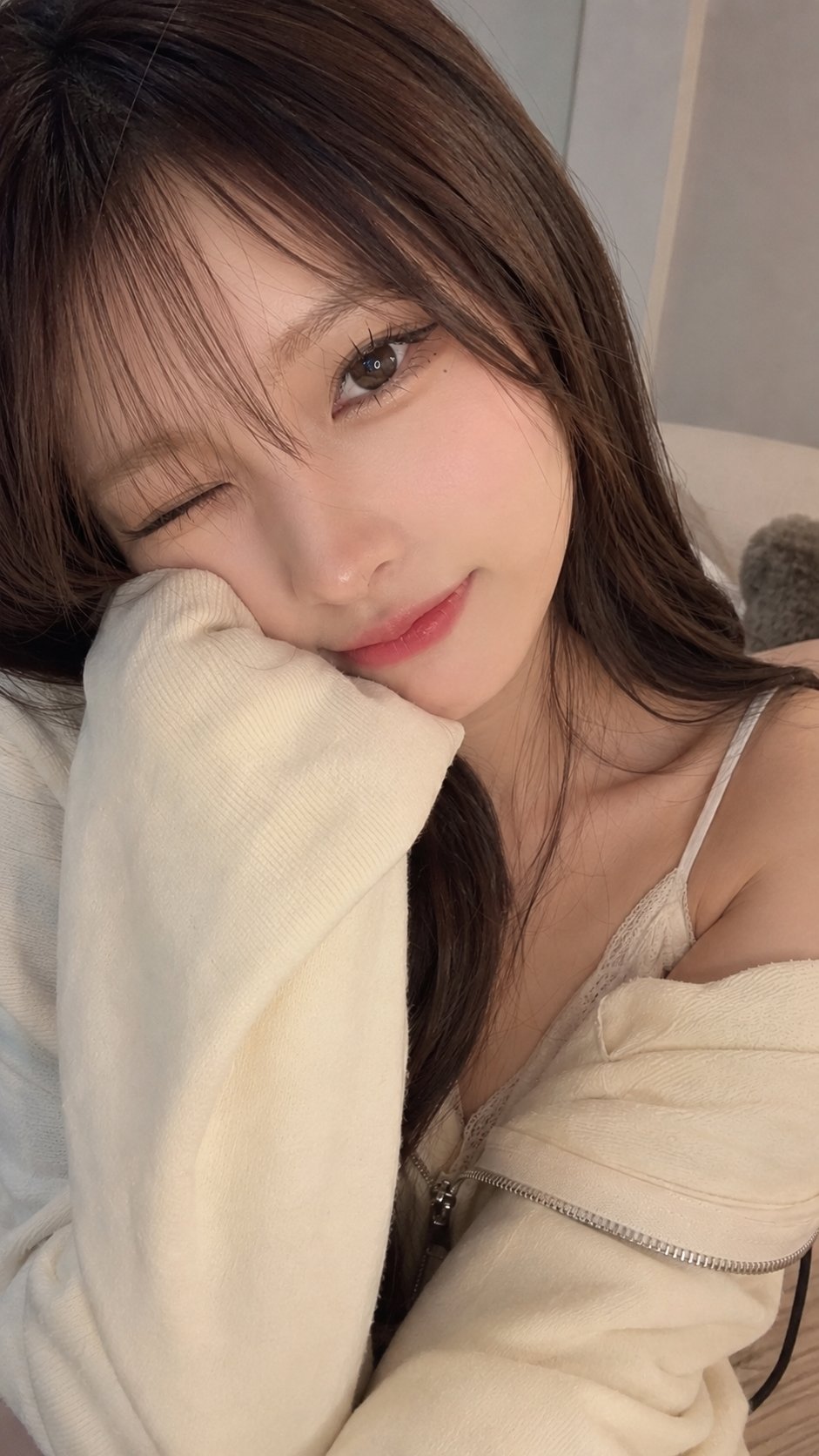 写实风奶油色连帽衫少女自拍 / Photorealistic Cozy Cream Hoodie Girl Selfie，人像与摄影，人像、竖版、人像与摄影，案例输出图 2