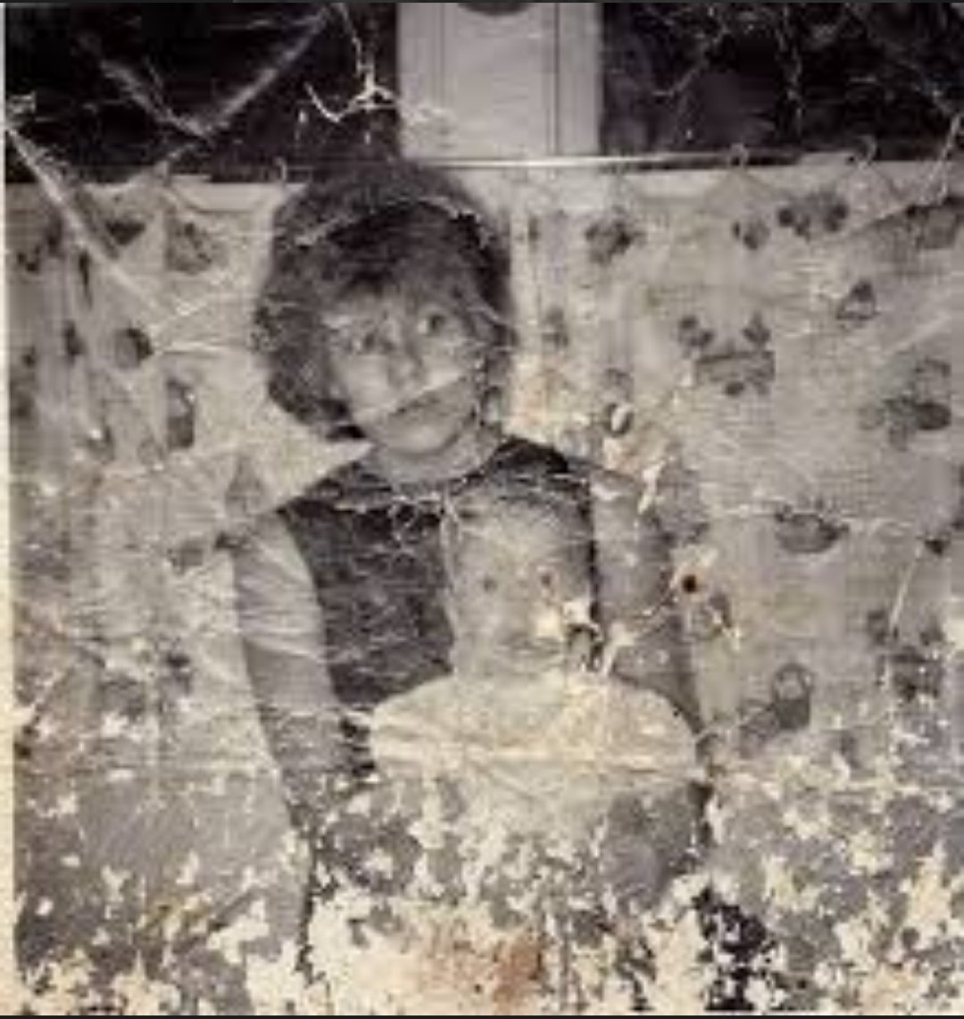 Damaged Vintage Mother and Child Photo，人像与摄影，人像、竖版、人像与摄影，案例输出图 1