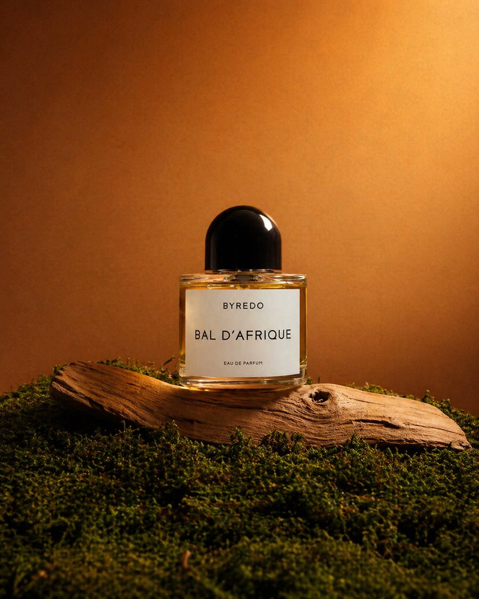Editorial Perfume Shot on Moss，人像与摄影，人像、电影感、时尚，案例输出图 1