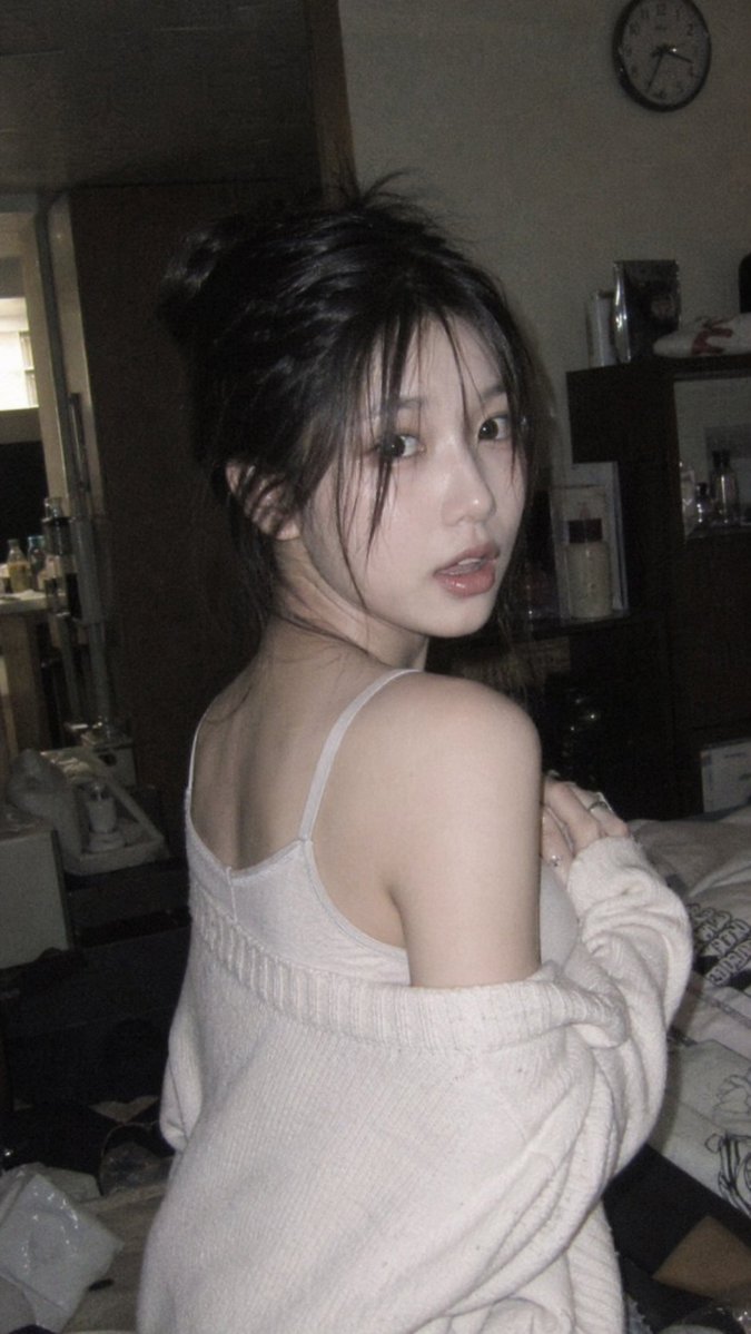 CCD 闪光韩系偶像人像 / 昏暗室内纯真少女的意外回眸，人像与摄影，人像、竖版、人像与摄影，案例输出图 1